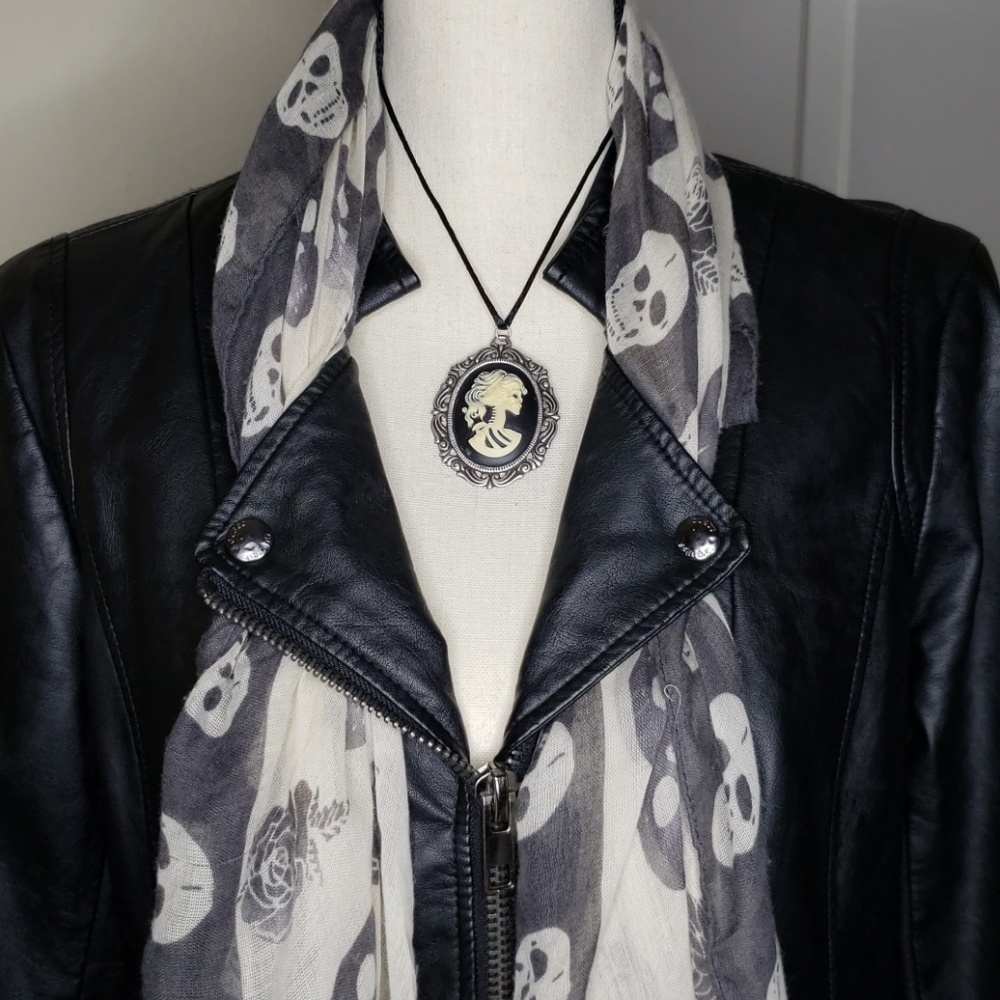 Large Lolita Skeleton Cameo Necklace Skull - Picture 5 of 8